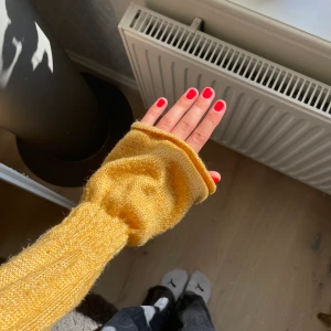 Tröja - Senapsgul stickad tröja från Gina tricot. Den är i nyskick:)