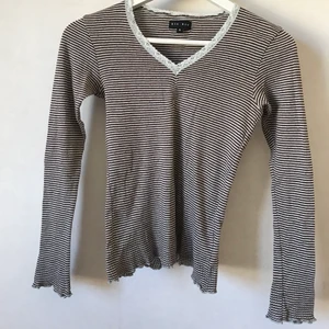 Randig tröja, otroligt mjuk! 100% bomull, XS-M - En smårandig tröja med spets och fina detaljer i ärmar och tröjslut. Typ brun och ljust turkos. Verkligen så himla mjuk och skön i 100% bomull! Stretchig och trevlig. Kan skicka mot fraktkostnad eller mötas i Stockholm! ✨🌸✨