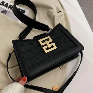 Handväska   - Söt axelväska från SHEIN i svart med gulddetaljer