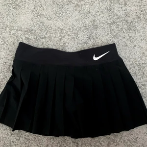 Nike tennis skirt 200 - En superfin tennis skirt. Syns knappt att den är använd.
