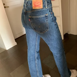 Levis jeans 505 - Trendiga levisjeans som jag tyvärr tröttnat på. Super bra skick och passar dem med 34-38 i storlek! Unisex!
