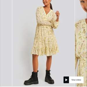 Säljer denna super fina och sommriga klänningen från NA-KD i nytt skick 💕 Säljer då den inte helt var min stil😊 Om fler är intresserade, buda i kommentarerna! 💕