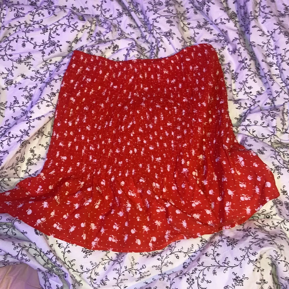 En jätte fin röd kjol, storlek S från H&M Divided som inte kommit till använding för den är lite för stor för mig men skulle använt den ifall den passade bättre 💓. Kjolar.
