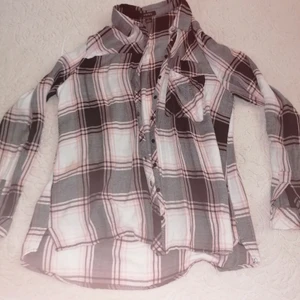 Skojorta från NewYorker i storlek M - En rutad skjorta feån Nes Yorker. I bra skick. I storlek M. 