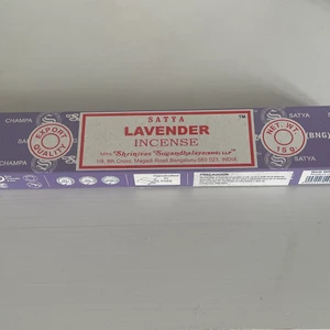 Lavendel rökelse/ incense  - Lavendel rökelse som tyvärr inte kommer till användning. Paketet är endast öppnat och saknar en pinne, men resten är i paketet och i bra skick. En enda pinne räcker väldigt lång tid! 