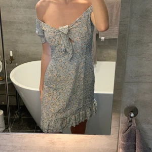 Klänning!  - Säljer denna urgulliga klänning från shein då den är lite liten för mig💞 den är i storlek S och passar en S med mindre bröst skulle jag säga🥰 superfin och skön till sommaren, väldigt tunnt material som är luftigt men inte seethrough💞