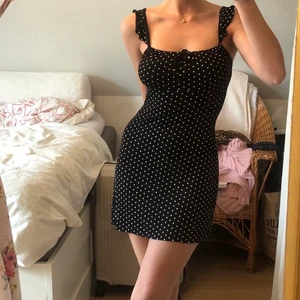 Vit-prickig svart klänning!🖤 - Söt klänning från ”prettylittlething” i Strlk 34/ uk 6