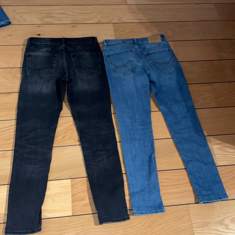 De är två par ljus blåa jacka&Jones jeans i storlek 164 (14y) i pass form skinny jeans. De är även ett par svarta i exakt samma model i storlek 154(14y) i skinny jeans. Priset jag sätter är 50kr styck men pris går även att diskutera om du kontaktar mig. . Jeans & Byxor.