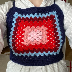 Virkad topp - Virkad topp med mormorsruta i mitten. Går att ha utan tröja under men då krävs en strategisk placering av nipsen. Funkar för flera storlekar eftersom den går att reglera i ryggen. Hör av dig vid frågor! 💓💓💓