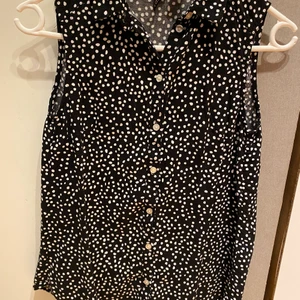 Prickigt linne  - Väldigt bra skick, formar siluetten väldigt fint.