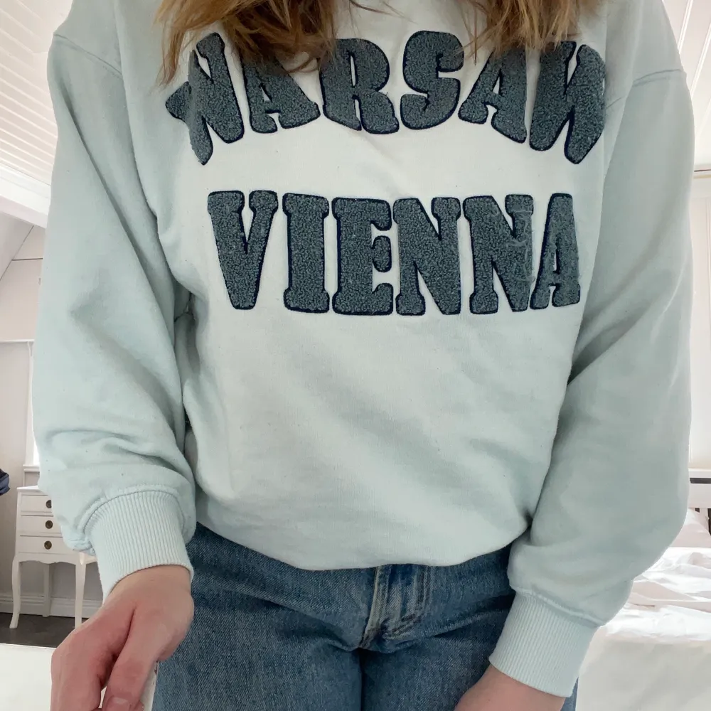 En cool sweatshirt från hm som är oversized💕. Tröjor & Koftor.