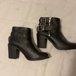 Klackskor - Svarta klackskor i storlek 39. Använda vid 2 tillfällen så nästan som nya! 