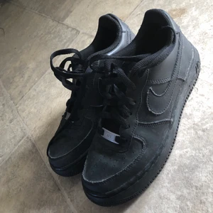 Svarta Nike air force - Precis som nya, de smutsa går att bara ta bort med lite vatten. Nypris 900