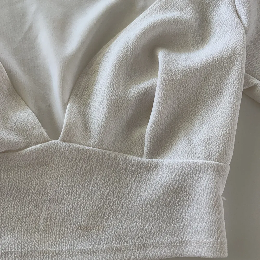 Säljer denna jättegulliga vita tröjan då den är för liten i brösten för mig som har 75E ca. Superfin till sommaren!!. Blusar.