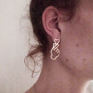 Sommriga örhängen - 🌸Endast provade så i nästan helt nytt skick 🌸.                   Köparen betalar frakten 10 kr