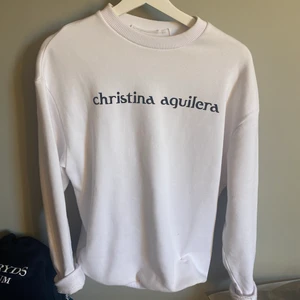 Sweatshirt - Säljer nu min sjukt fina collagetröja med text där fram och tryck där bak på tröjan. Stl XXS i manstorlek men är väldigt oversized så skulle säga XS-M 💕⭐️