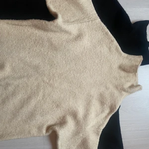 Beige& svart stickad tröja från Zara - Beige& svart stickad tröja från Zara i väldigt skönt material. Storlek S men passar XS-M. Pris 175kr st eller båda för 300 