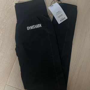 Gymshark breeze - Säljer dessa svarta gymshark breeze i strl S. Helt nya med lapp kvar och slutsålda på hemsidan! Köparen står för frakt eller mötas upp i göteborg 🤍