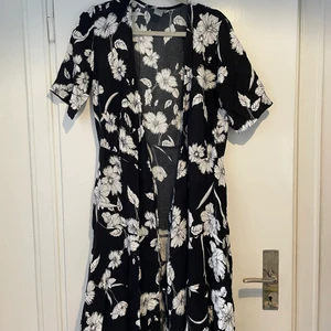 Aldrig använd omlottklänning storlek XS - Aldrig använd svart/vit blommig klänning från Lindex med prislappen kvar. XS men passar mig bra som är S/M eftersom det är en omlottklänning. 