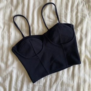 Korsett topp - Supersöt Korsett/bustier topp från bikbok. I storlek XS men passar även mig som vanligtvis har storlek S. Köpare står själv för frakt