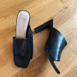 Klackar från NA-KD storlek 38 - Material PU läder, använda 1 gång, fint skick, bekväma att gå i pga relativt låg klack ca 8 cm.