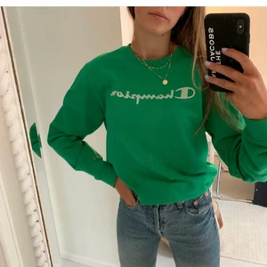 Champions sweatshirt - Grön champion swetshirt i strl xs/s. Jätte skön lite tunnare sweatshirt med tryck över bröstet. Den är köpt på barn avdelningen i strl 170 så den passar absolut någon som är xs/s. Första bilden är lånad! Säljer pga ej användning för den. Bud från 200