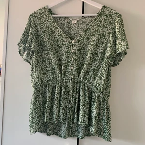 Sommar blus  - En super söt topp som är perfekt till sommar/våren, den har en liten knytning på framsidan som gör att man kan dra in den i midjan! Använd endast en gång på skolavslutning!❣️
