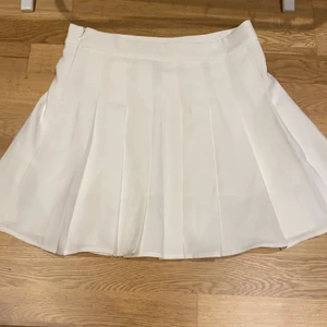 Tennis kjol  - Har testat den en gång och den var för stor. Orginal priset är 159 men säljer den för 130+ köparen står för frakten. Jättefint material och den har även inre tyg 💕