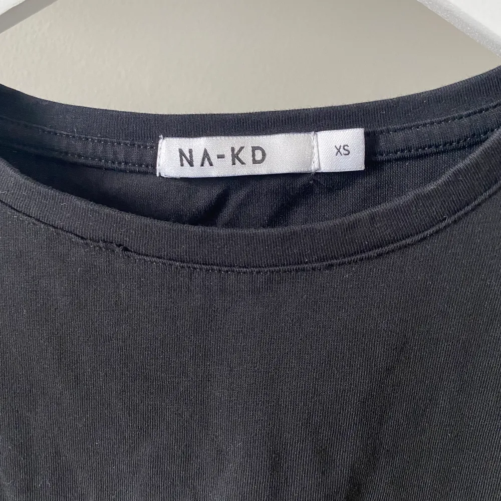 Säljer min svarta oversized T-shirt från NA-KD✨ Mycket bra skick, nästan aldrig använd💓 55kr + frakt. T-shirts.