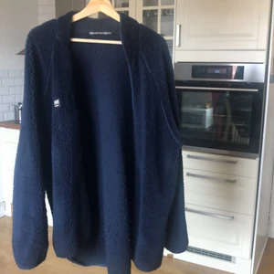Helly Hansen Flis - i bra skick, knappt använd. Flis från Helly Hansen. Varm och skön. Perfekt till en lite kallare sommar-kväll om man ba vill slänga på sig ngt. Säljer pga använder ej. Storlek L