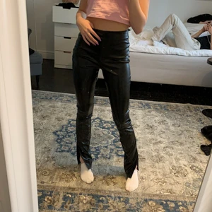 skinbyxor  - säljer mina skinbyxor från shein, för att vara från shein tycker jag ändå dom är i ett bra material men kan upplevas lite plastiga. 