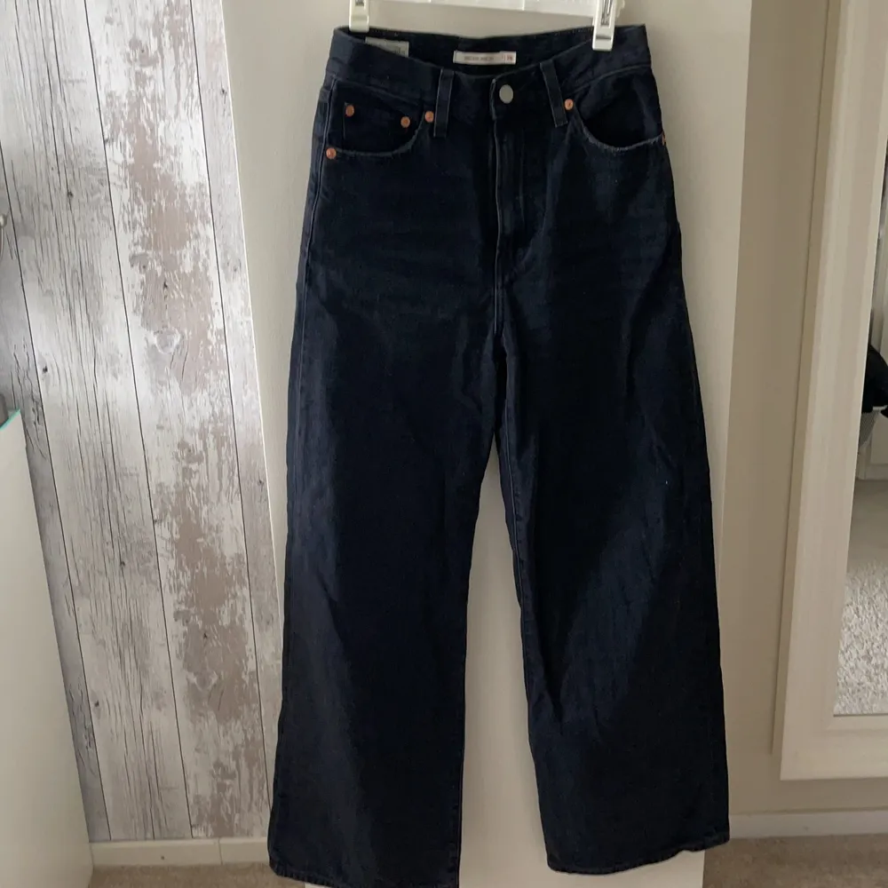 Säljer mina Levis jeans i storlek W:26. Aldrig använda och är i ny skick. Färgen svart finns ej längre på deras hemsida. Köpt för 1249kr och säljer för 200+frakt(köparen står för frakten)😊😊. Jeans & Byxor.