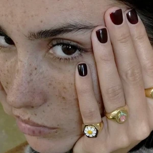 Söt ring!! - Ring köpt på plick för 160 kr. Den är för stor för mig men är i en liten storlek. Priset kan diskuteras :)