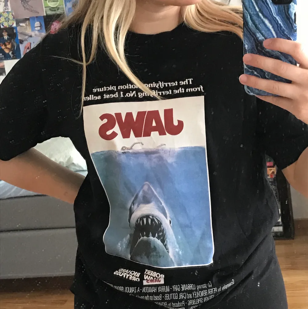 Cool T shirt med tryck i hög kvalite och lite använd🖤 . T-shirts.