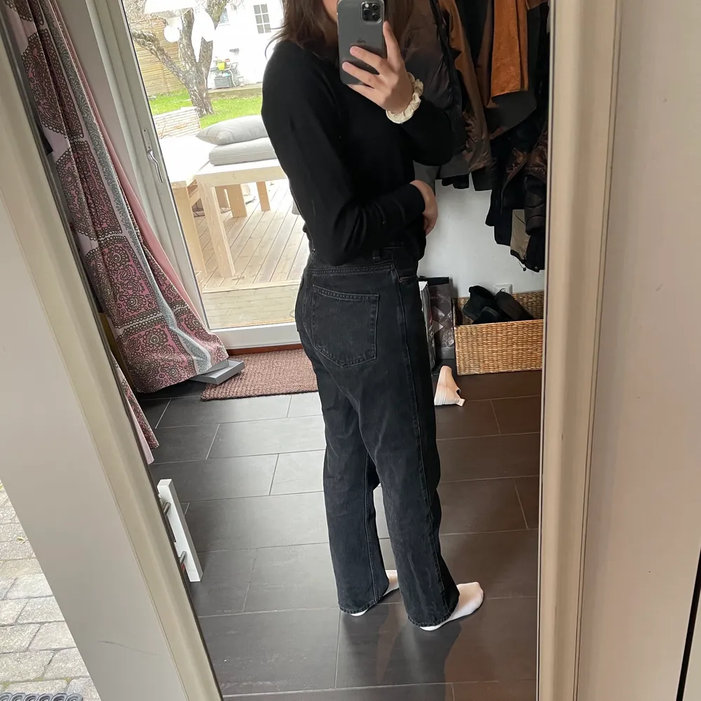Jättefina weekdaybyxor i modellen ROW som ser nya ut. Säljer pga för kort för mig som är 170 cm. (Köparen står för frakten). Farkut & Housut.