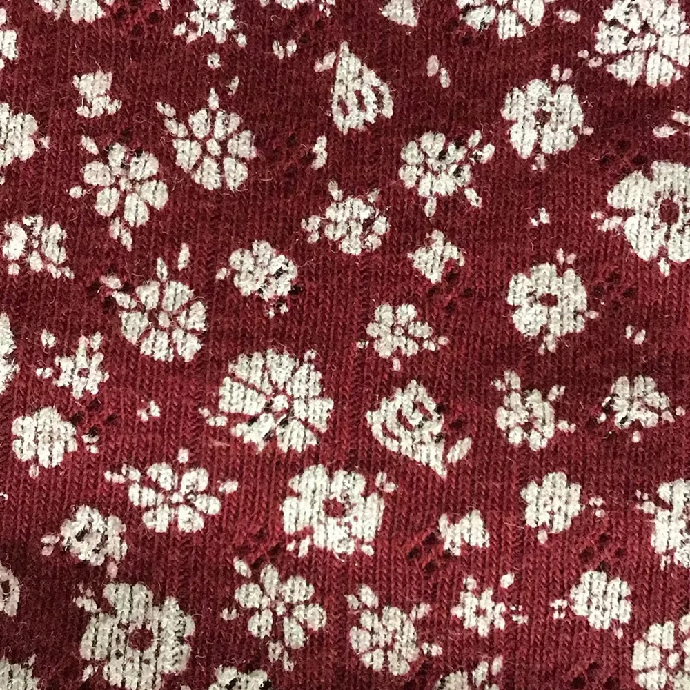 En tröja som är storleken XXS är för liten för mig skulle köpa en större stolek men datumet gick ut. Fint mönster passar jätte bra till allt. Du betalar frakten. Tröjor & Koftor.