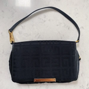 Givenchy väska - Superfin Givenchy väska i superbra skick. Köpt på Vestire Collective så den har äkthetsbevis. Dustbag medföljer.
