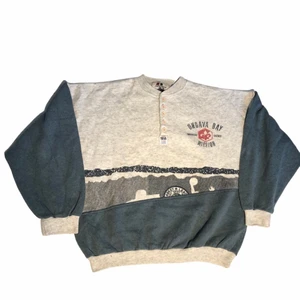 Ungava bay - vintage sweatshirt  - En cool sweatshirt med coolt sydda mönster som verkligen visar på 90-talet. Är från ungava bay och har coola lite gråa färger.  Köpt på en secondhandbutik i USA.