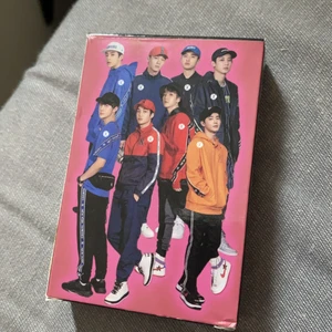 Exo spelkort  - Jag säljer exo spelkort! Har inte använt de och är i bra skick förutom att de e lite skrynkligt på paketet/omslaget då man ser i bilden.<3 !! Kontakta mig om du är intresserad! 