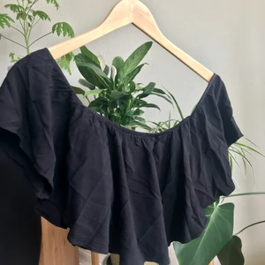 Off-shoulder top - Crop top som går off-shoulder.