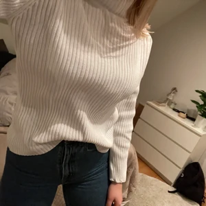 Polotröja  - Vit polotröja, köpt secondhand. Lappen med märke och storlek är bortklippt men skulle säga att det är en XS-S beroende på hur man vill att den ska sitta. Ganska kort i ärmarna. Köparen står för frakt. 