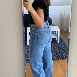 Yoko monki jeans blå  - Blå Yoko jeans från Monki i storlek 29. Endast använd enstaka gånger, nästan helt som nya. Säljar på grund av de används för sällan.