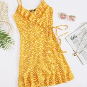 Söt sommar klänning strl Xs-S - Säljer denna populära klänningen, ändast testad. Skulle säga att den passar Xs-S sen att man kan knyta snöret beroende på hur hårt eller tajt man vill, Frakt tillkommer.