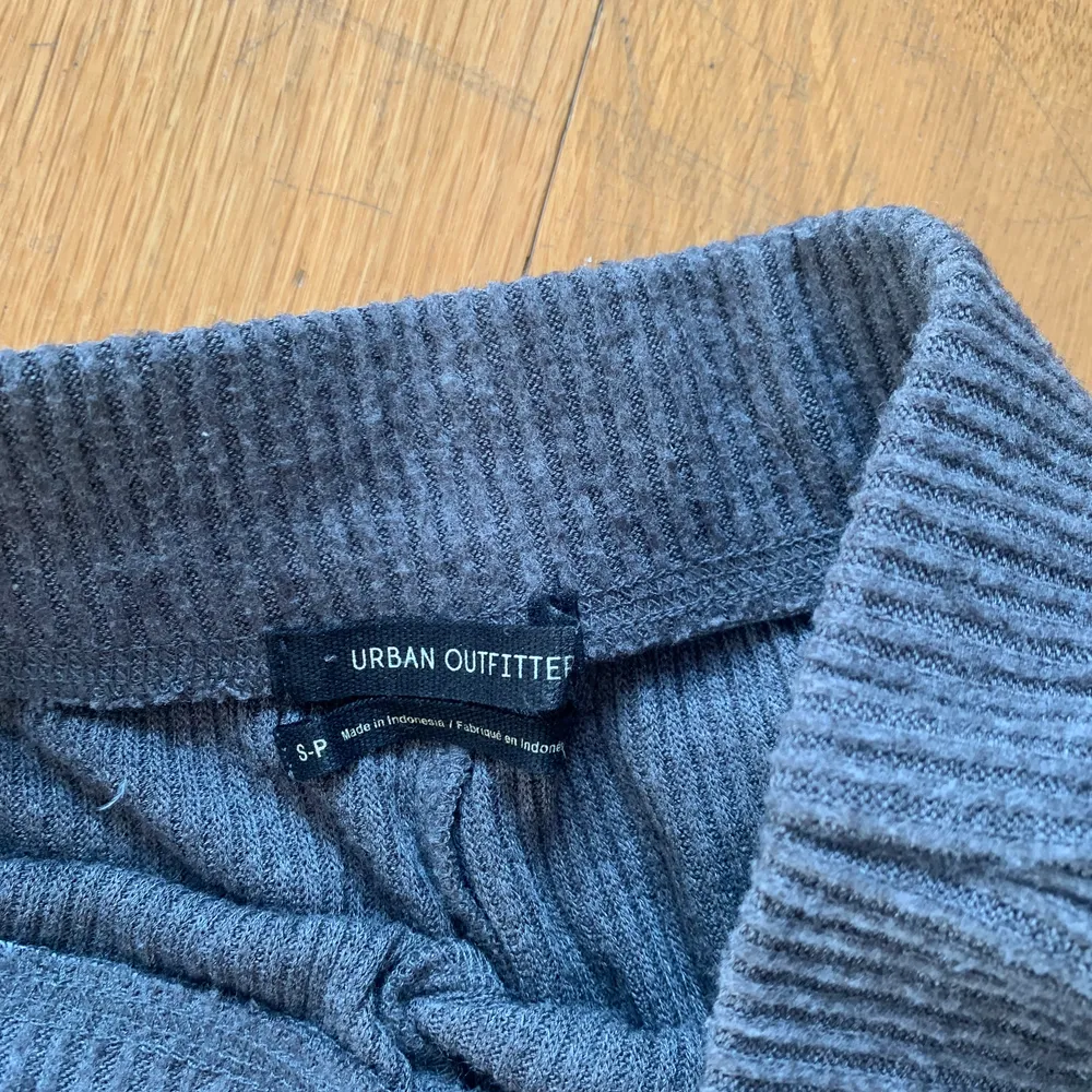 Säljer dessa sjukt snygga och sköna Urban Outfitters mjukis byxor som jag tyvärr inte använder längre. Skriv priv om frågor eller bilder:) . Jeans & Byxor.