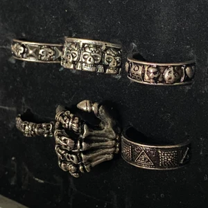 Ringar - Fett coola ringar men de kommer inte till användning och två av dom är dessvärre för stora för mig. Ringarna är mellan 18-20 mm 😊