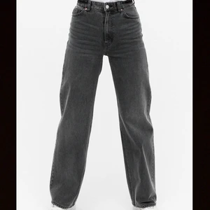 Jeans  - Säljer mina vida byxor ifrån monki. Säljs på grund av att dem är för korta för mig som är 169cm, har sprättat upp vid fötterna så dem ska bli längre. Är annars i bra skick. Säljer för 110kr+frakt.