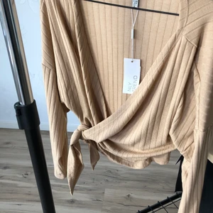 Omlott topp - Oanvänd. 