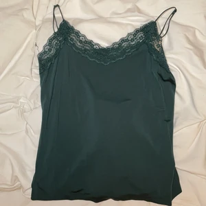 Linne i mörk grön - passar som stl. S-XL - Detta linne passar till allt typ och jag har storlek Xs/S men haft på mig denna utan problem 