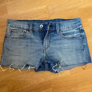 Ett par jättesnygga shorts från Levi’s i storlek 32🥰 Säljs då de är för stora för mej, 90kr plus frakt💞 