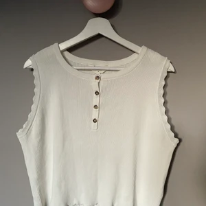 Vit tröja/väst - Säljer en fin oanvänd vit tröja/väst. Den är i storlek XL men sitter som S. Kan mötas upp i Karlskrona annars står köparen för frakt:)